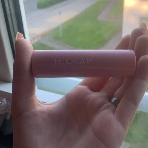 Hickap highlighter i färg pink champagne🎀 - Intresskoll på min hickap highlighter, den är helt ny, har dock inget kvitto för ja fick den, aldrig använt den, tänker mest bara kolla om de är nån som är intresserad🎀köparen står för frakten💕 pris kan diskuteras, hör av er vid frågor💕