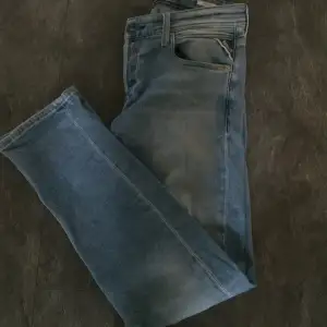 Replay grover slim fit jeans Replay jeans i storlek 28,30 och i ett super fint skick 9/10. Nypris 1199kr säljer för 300kr Kontakta mig via funderingar 