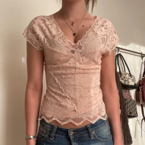 Spets tröja - Säljer denna jätte fina spets tröja, köpt här på Plick men har aldrig kommit till användning💓