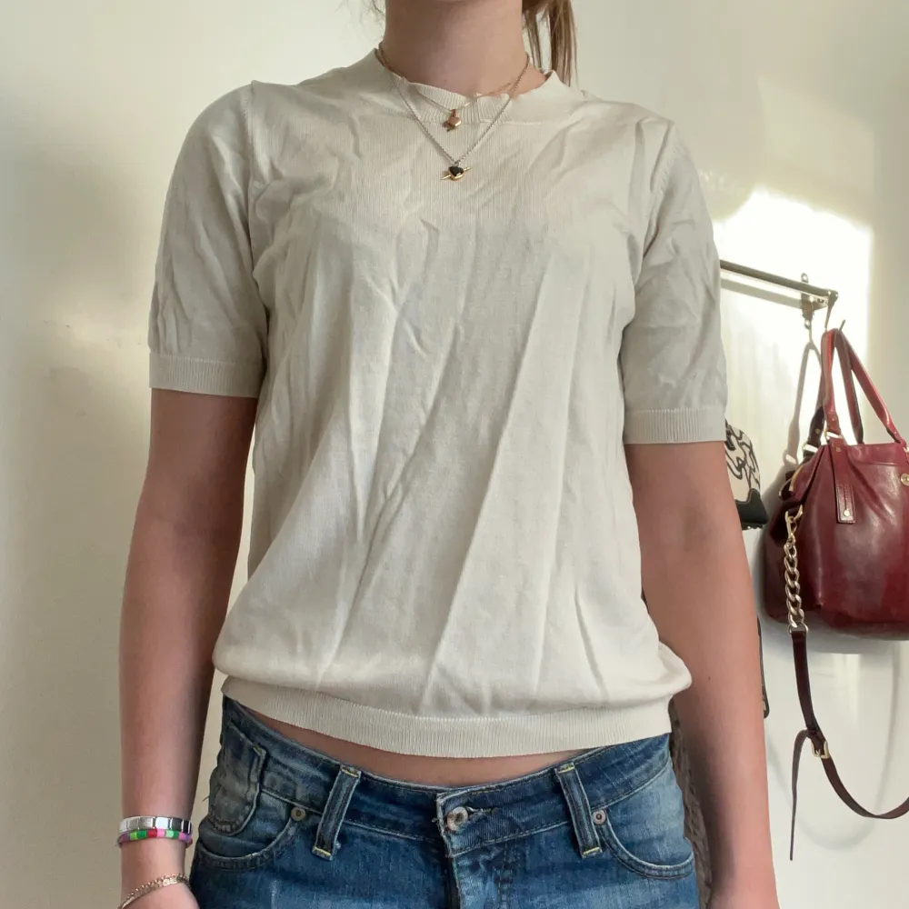 Super fin lite tjockare t-shirt/tröja. Bra skick! Skriv till mig om ni har ytterligare frågor eller vill ha fler bilder!💓. T-paidat.