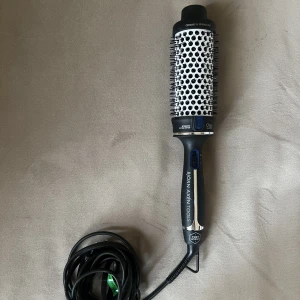 Björn Axén värmeborste 38 cm  - Björn Axén Tools Magic Style Brush 38 mm. Som ny, använd fåtal gånger!   Nypris 539kr