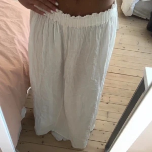 Vit långkjol - Superfin långkjol, perfekt nu till sommaren. Sitter perfekt på mig som är 165❣️