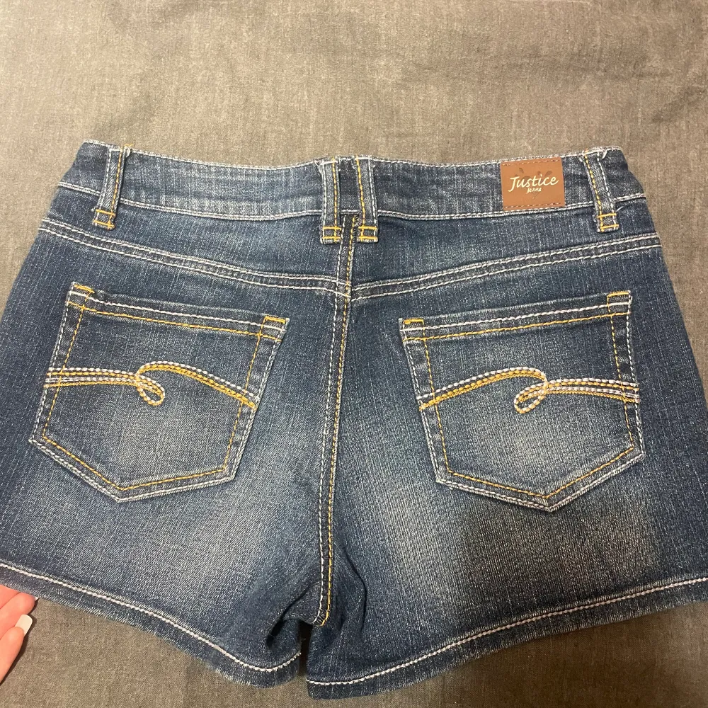 Snygga lågmidjads jeans shorts köpa i usa! det står 12yrs men passar xs/s . Shorts.