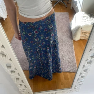 Somrig långkjol - Perfekt skick, bra längd på mig som är 172cm💗