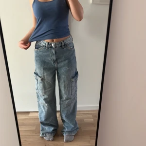 Baggy cargo jeans , från hm - Säljer dessa skitsnygga cargo jeans från hm som inte kommer till min användning längre, finns lite slitningar på baksidan längst ner men annars toppen skick och inga defekter, jag är 160cm lång och de är lite långa på mig , skriv om intresserad 💕