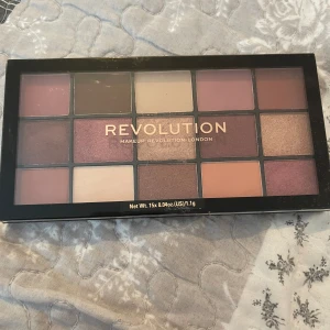 Makeup revolution  - Har bara swatchat den, köpte för 100 kr