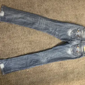 25/32 EDC by ESPRIT jeans i bra skick, har dubbla knapar på både backfickor och vid gylfen, gylfen är trasig men de märks inte, !!skriv om fler bilder eller frågor!!
