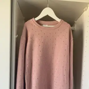 Säljer denna super fina rosa tröja ifrån zara, köpt för ganska länge sedan och har bara kommit till användning en gång. Säljer då den inte kommer till användning. Super fin och skön till sommaren! 🪸🌊