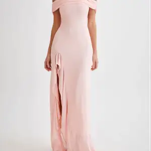 Jätte fin rosa balklänning som jag köpt här på plick. Säljer då jag hittat en annan!💞