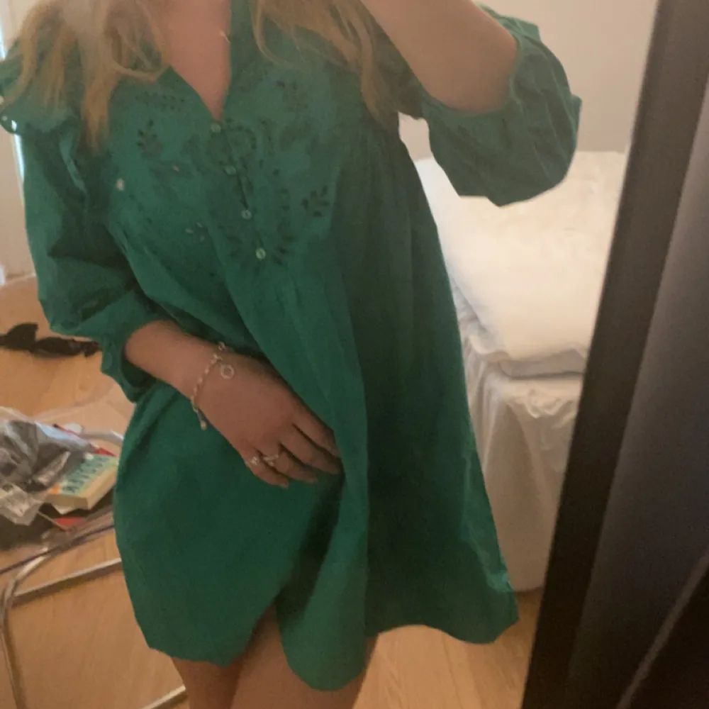 Jättefin grön luftig klänning i så fin grön färg 😍😍😍 går ej att få tag på längre. Klänningar.