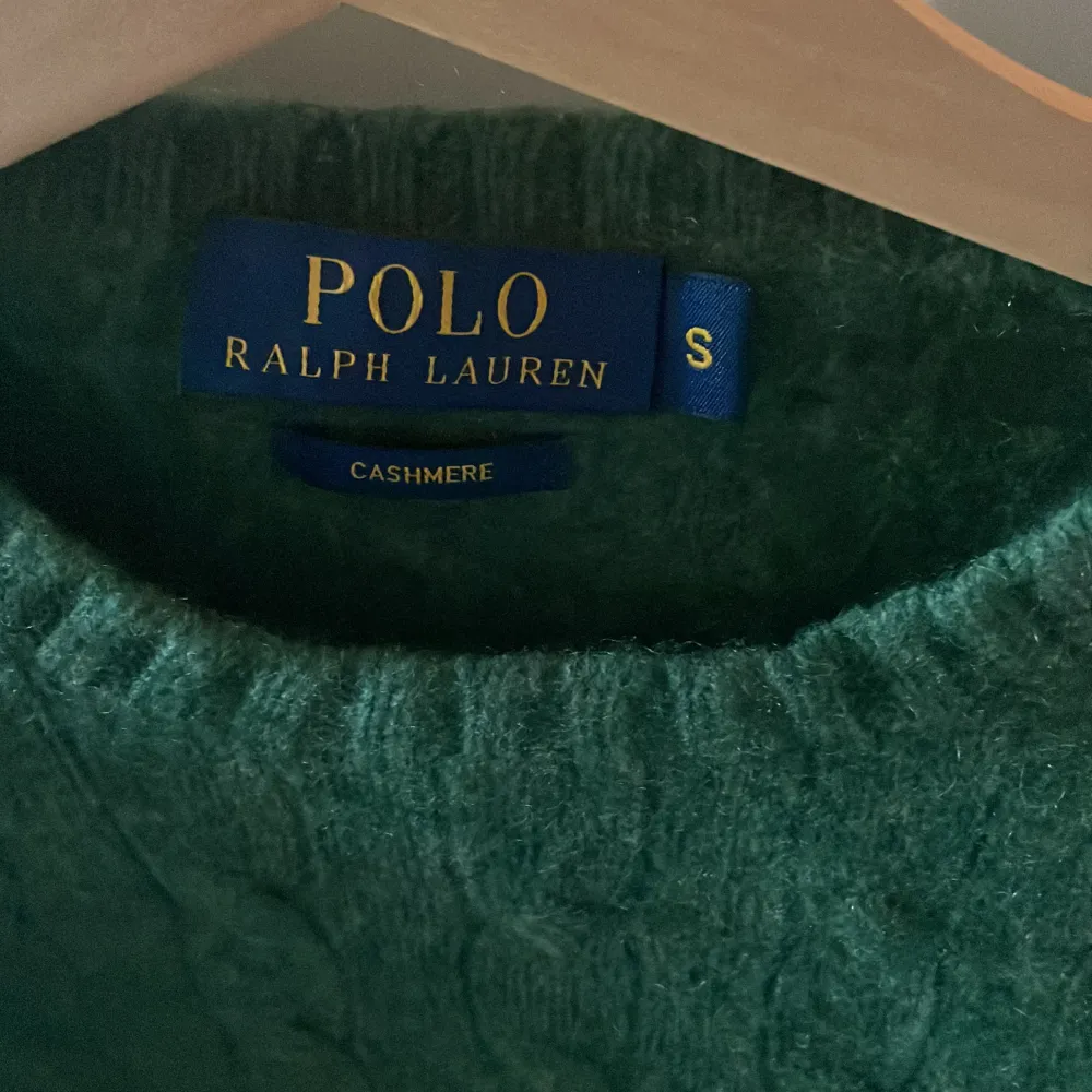 Väldigt fin Ralph lauren tröja utan några defekter i fin skick ganska liten i storlek. Stickat.