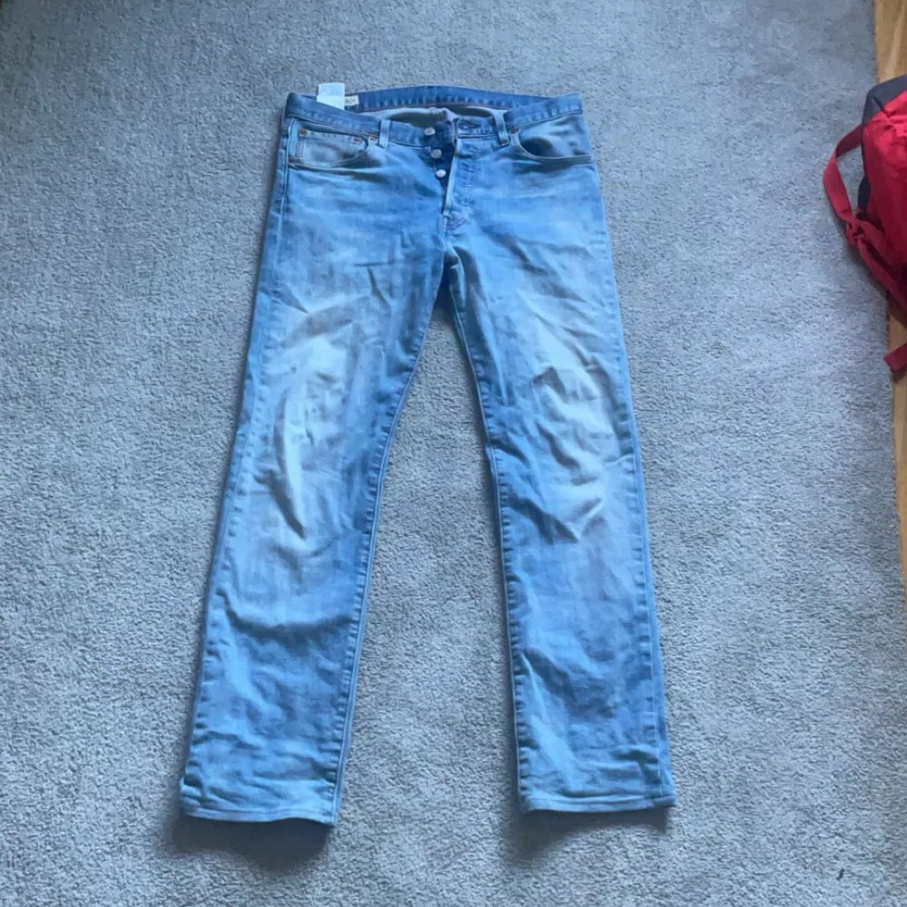 Säljer ett par fina Levis jeans som är för långa för mig. Skicket är suveränt. De är uppsydda i stl 31/32. Säljes billigt.. Jeans & Byxor.
