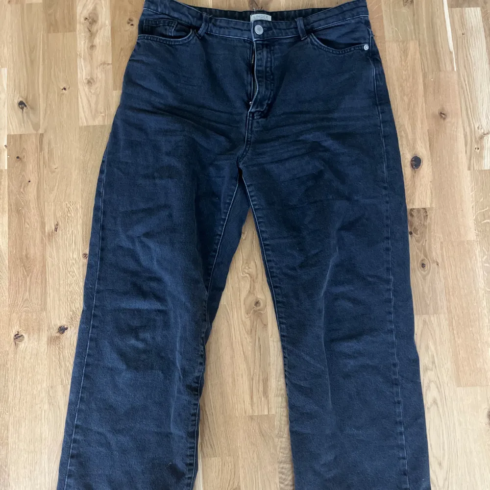 Högmidjade jeans från Lindex  Ganska andvända därför lågt pris Storlek 44/L (Köpare står för frakten) . Jeans & Byxor.