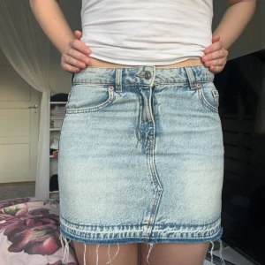 Jeanskjol - Snygg jeanskjol som tyvärr börjar bli för liten för mig. Superfint skick💓💓