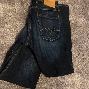 Replay anbass - Säljer mina as feta replay anbass jeans i storlek 30/30 modell slimfit 10/10 condition. Köpta på therlnlunds för 1500 Modellen är 176 cm och väger 55. Meddela mig här om ni har minsta funderingar eller frågor! Obs priset går att diskutera.