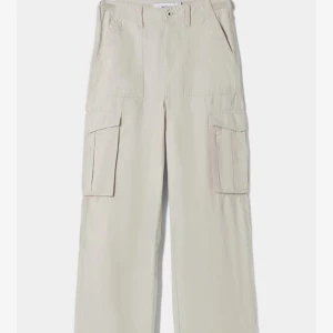 Bershka cargos - Cargos från bershka! Aldrig använda, beiga med ställbar midja så de sitter super bra 