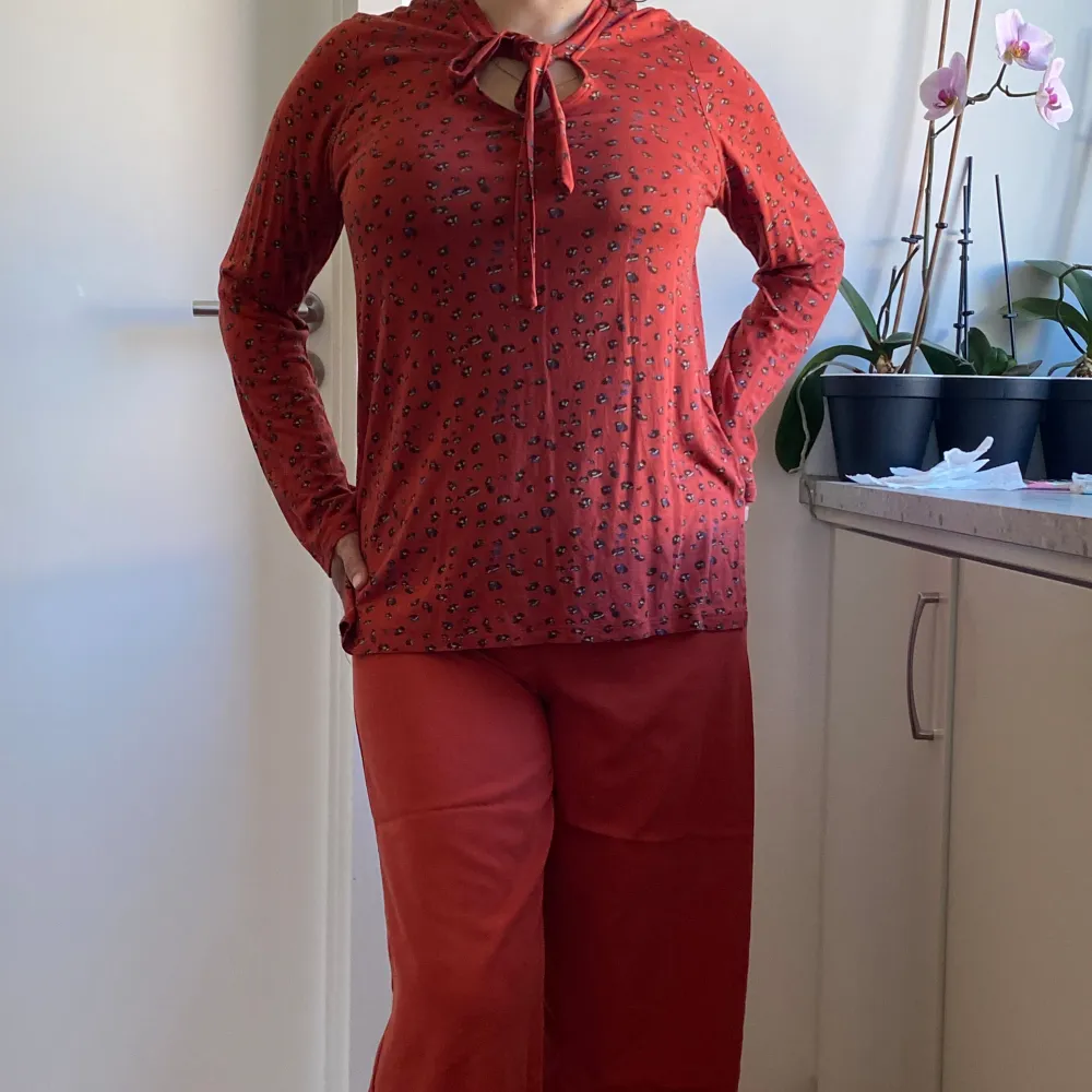 Fina tröja och byxor i röd färg❤️ Båda har storlekar M. Passar perfekt och ser ut jättebra! Nice outfit❤️ Koftan kostar : 200❤️ Byxor: 200❤️. Jeans & Byxor.