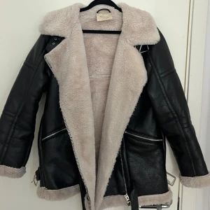 Jacka - Svart läder jacka med foder från pull&bear. Väldigt varm och bra kvalité! Skicka meddelande om du har fler frågor.🥰