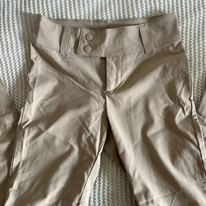 beige kostymbyxor - lågmidjade kostymbyxor från H&M, väldigt skönt o stretchigt material, är lite slitna vid benöppningen.