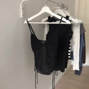 topp - superfin topp från h&m. Köpt second hand men enligt förra säkjaren är den oanvänd och jag har inte heller använt den. Lånad bild från förra säljaren!