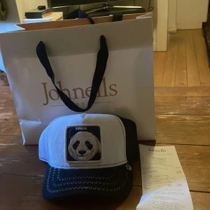 Goorin Bros keps - Goorin bros keps med panda motiv. Helt ny från Johnells, aldrig använd, kvitto finns.   Köpte den för ca 1 år sen men den kom aldrig till användning, nypris 599 kr. Perfekt julklapp!🎄