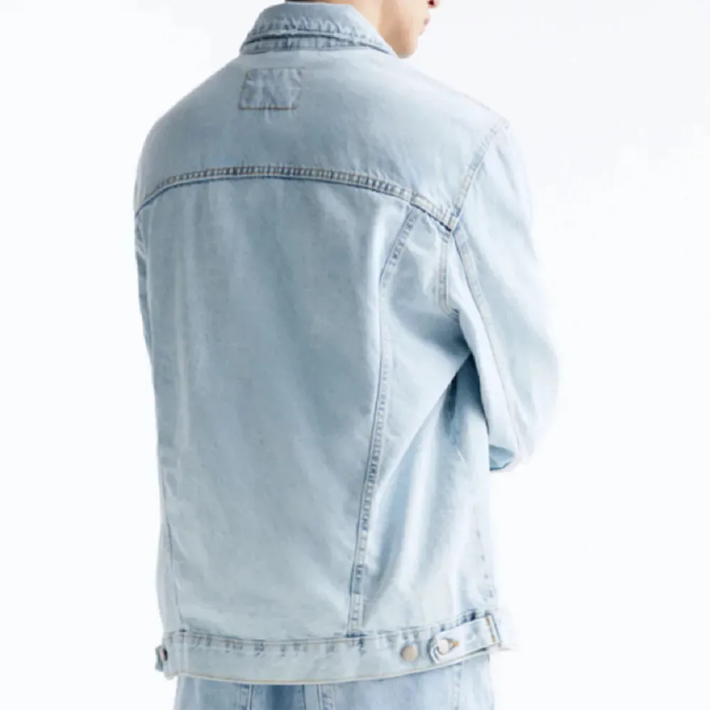 Superfin jeans jacka i herrmodell så den sitter lite oversize❣️. Jackor.