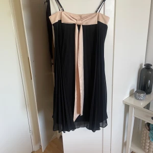 Jättefin klänning - Suuupersnygg  svart klänning med ljusrosa rosett fram