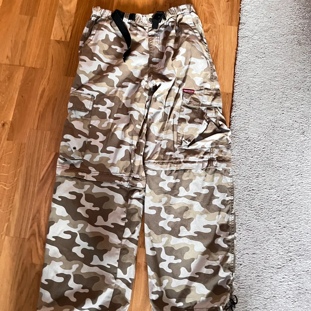 Ecko camo byxor baggy står L men är unge för 40 cm midja unge för 30 cm benöppning den har blixtlås och kan bli shorts men är ganska dåligt blixtlås. Jeans & Byxor.