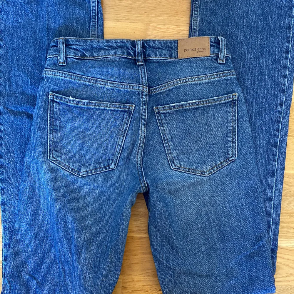 Lågmidjade Bootcut jeans från GinaTricot, storlek 32 nyskick som tyvärr blivit försmå🤍. Jeans & Byxor.