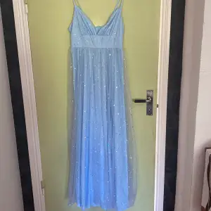 Dena är bara testad 1 gång, hade en annan klänning till balen så nu tänkte jag sälja denna fina klänningen då den aldrig kom till användning 