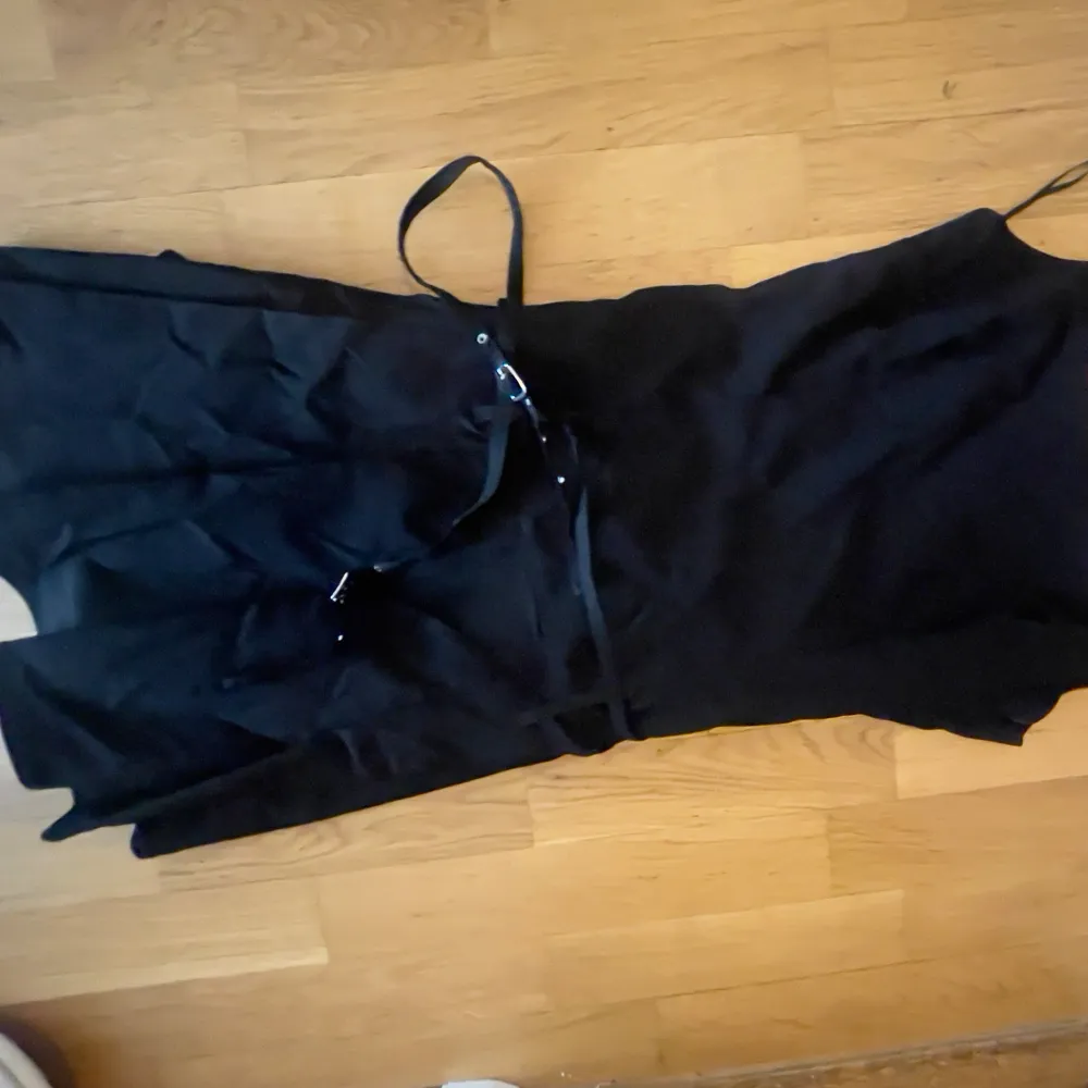 Vissa skulle säga att dena klänning tillhör stilen ”emo”. En kort svart klänning aldrig vid andvändning. . Klänningar.