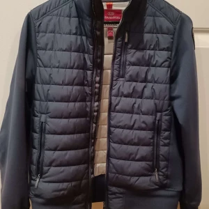 Parajumper cardigan - Säljer nu denna cardigan som är i jättebra skick. Jackan är köpt på Care or Carl för cirka 3500 kr. Det finns inga fel med jackan.