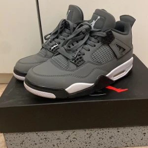 Jordans 4 retro cool grey  - Har använt dem 1 gång men dem var små på mig storlek 42 boxen finns dem är lite smutsig underifrån bara och priset är inte hugget i sten 