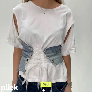 Korsett topp - Säljer denna remake jeans korsett topp💛från uf företag som och går inte att få tag på liknande