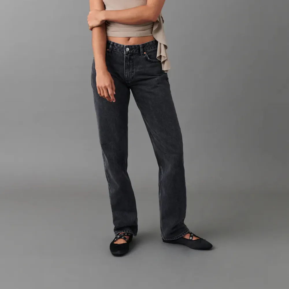 Lågmidjade jeans från Gina tricot i storlek 34. Passar mig som är 170 cm i längden. Skriv för mått eller fler bilder 💗. Jeans & Byxor.