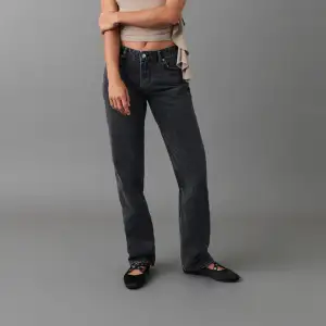 Lågmidjade jeans från Gina tricot i storlek 34. Passar mig som är 170 cm i längden. Skriv för mått eller fler bilder 💗