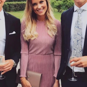 Klänning Stylein - Otrolig klänning från Stylein i en fin gammelrosa färg. Perfekt till bröllop/dop. Använd två gånger så i superfint skick. Nypris 1400 kr