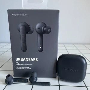 Urbanears Alby Hörlurar - Säljer ett par Urbanears Alby Hörlurar, använda 2 gånger. Jätte bra ljud och håller 15h. Skick (10/10)  (Köpta för 600kr och eftersom de är använda två gånger så säljer jag de för 500kr. Skriv så kan vi komma överens med pris!!!)