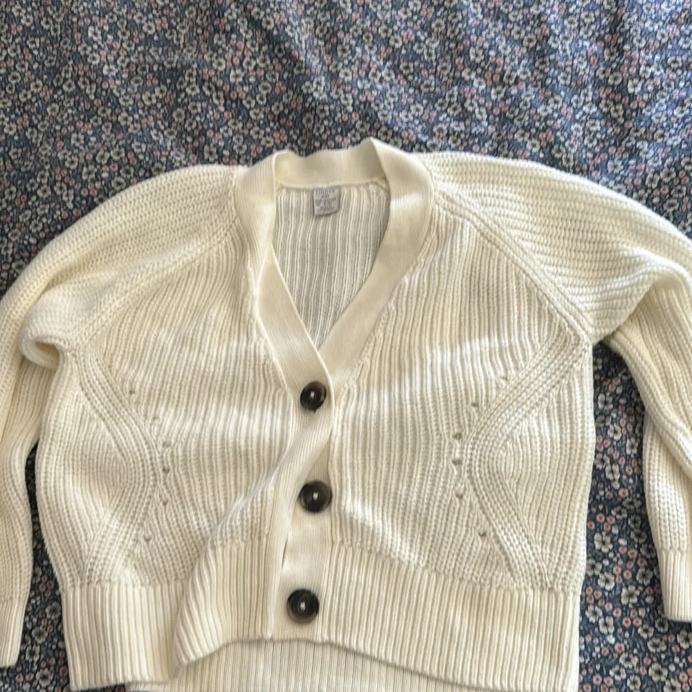 Kids awhite cardigan but fits S size adult as a crop cardigan. Used but in very good condition no defects.. Tröjor & Koftor.