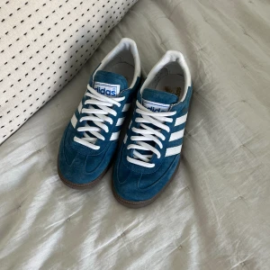 Adidas spezial - Blå adidas spezial, knappt använda (inga defekter förekommer), stl 37 1/3, buda från 800kr