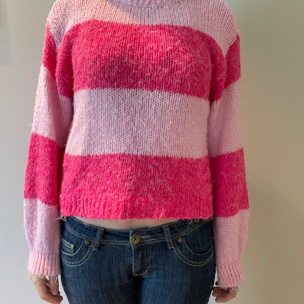 Så söt rosarandig tröja från Gina. Sparsamt använd men har ett litet hål på sidan men inget som syns. Skriv om ni vill ha bild på det💕. Stickat.