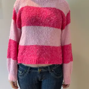 Så söt rosarandig tröja från Gina. Sparsamt använd men har ett litet hål på sidan men inget som syns. Skriv om ni vill ha bild på det💕