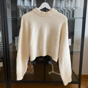 Stickad topp - Stickad topp från gina tricot med lite öppen rygg. 