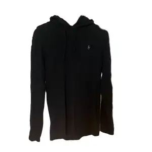 En väldigt tunn och skön hoodie från polo Ralph Lauren perfekt till sommaren  Passa alla runt 165-180 cm