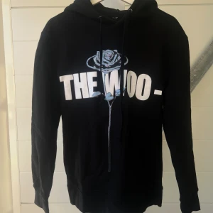 VLONE x POP SMOKE HOODIE - Hoodie från Vlone och Pop Smokes samarbete. Knappt använd. Kvitto finns.