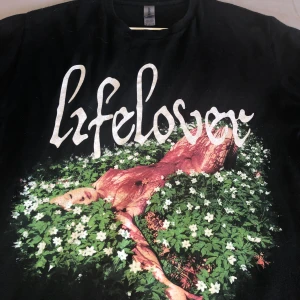 Lifelover Pulver T Shirt  - Lifelover pulver t Shirt från Rockzone size M inga flaws förutom att de är små hål som man ser på sista bilden