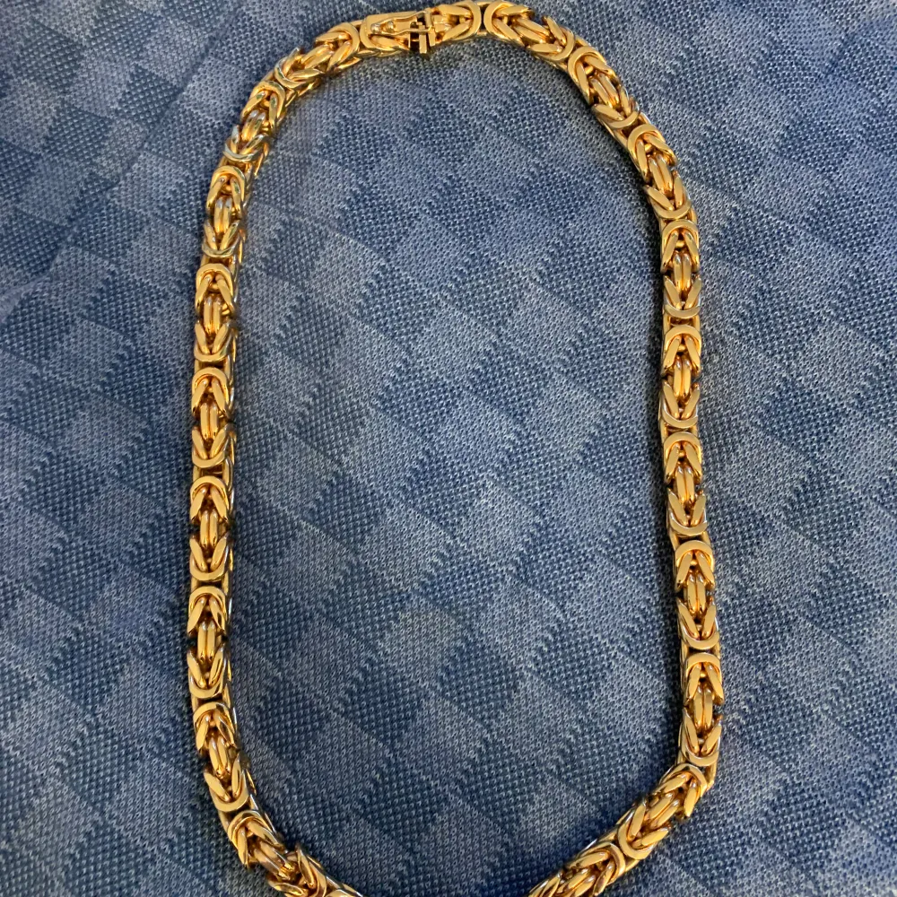 Säljer min guldpläterade kejsarlänk som är 10mm tjock 60cm lång, köpt från kejsar.se för 2 899kr. Säljs billigt då jag ej använder det. Pris ej hugget i sten.. Accessoarer.