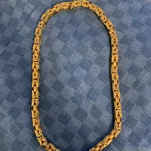 Säljer min guldpläterade kejsarlänk som är 10mm tjock 60cm lång, köpt från kejsar.se för 2 899kr. Säljs billigt då jag ej använder det. Pris ej hugget i sten.
