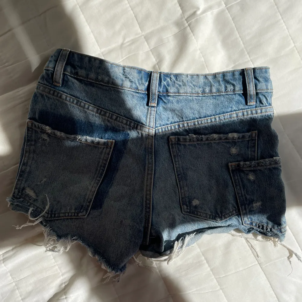Sjukt snygga jeans shorts från Zara med coola detaljer på baksidan! Storlek 34!💙💙💙 endast använd 1 gång så i väldigt fint skick!. Shorts.