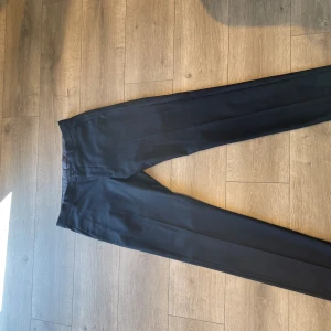 Kostymbyxor riley - säljer dessa kostymbyxor från riley. Kostar 900kr nya och dessa är inte använda mycket.